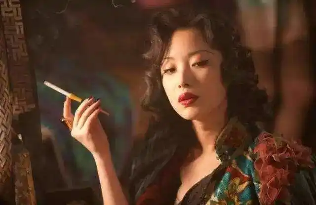 女明星的抽烟照范冰冰最熟练赵丽颖一看就不会