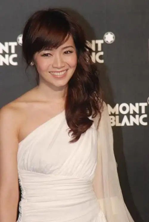 侯佩岑好优雅穿素雅的服装也很有明星范怪不得路人缘这么好