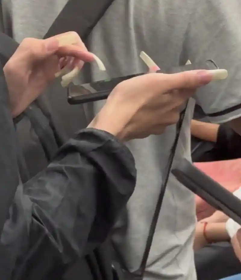 第一次见男的留了这么长的指甲