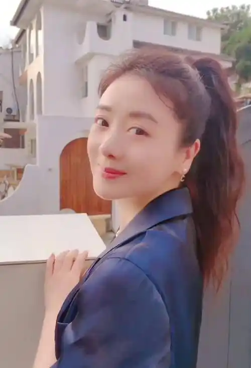 43岁小李琳晒度假照,退圈7年依旧美得惊艳,网友:经超高攀了_生活_日子