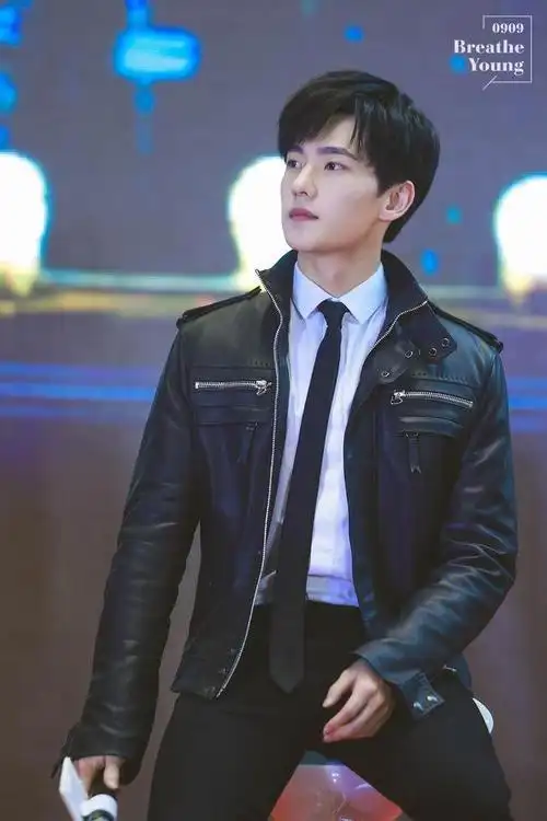 杨洋最新时尚造型释出格纹针织毛衣搭配白衬衣侧脸帅气满分