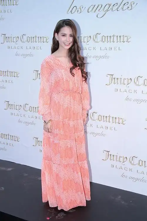 昆凌的生图看着更好看,配上独特的条纹服装,很有欧美范