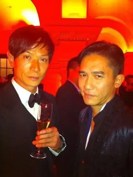 他是梁朝伟的同学兼好友 出入坐小巴买平价衣服生活很朴素