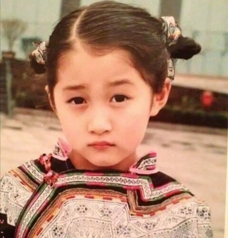 来看看各明星小时候的照片,感觉杨幂小时候真是让人眼前一亮的美!