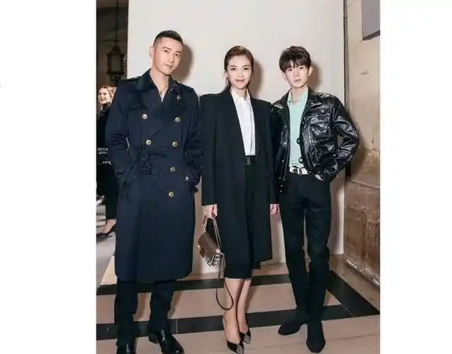 刘涛穿的高跟鞋就不说了黄晓明比王源高4公分可看上去高不少