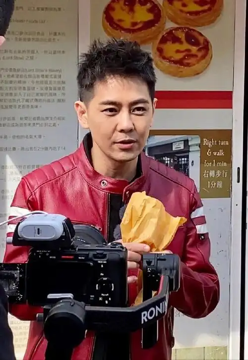 50岁林志颖现身某饼店参加活动身穿红夹克扮嫩年龄感遮盖不住