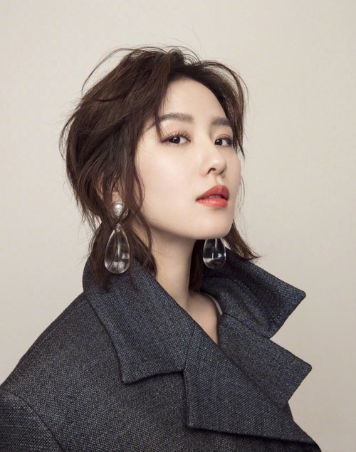 刘诗诗风格大变!短发造型精致干练,大红唇化身霸总