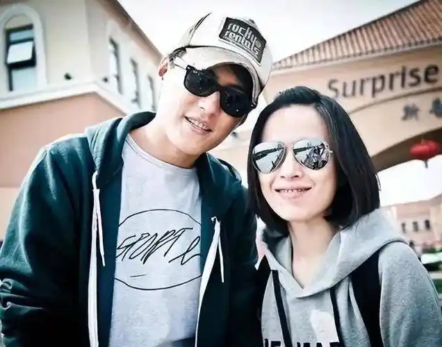 二婚老婆穿普通黑衣难掩老气,大方脸跟他好般配_爱情_妻子_照片