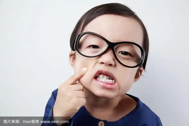 可爱的亚洲孩子做鬼脸