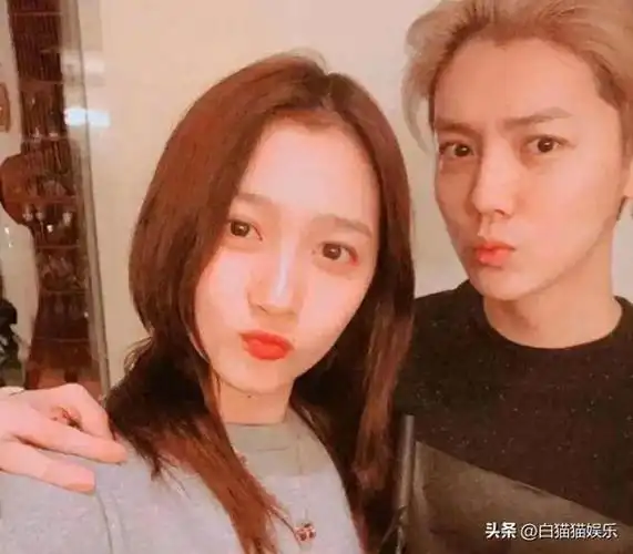 曾经顶流鹿晗当街唱歌依然特别有范儿把自己都唱笑了