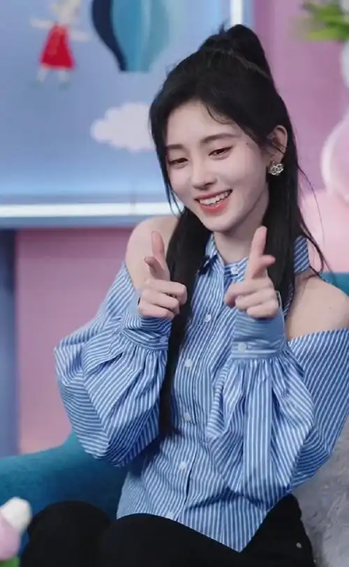 鞠婧祎比心三连拍##鞠婧祎比心好甜