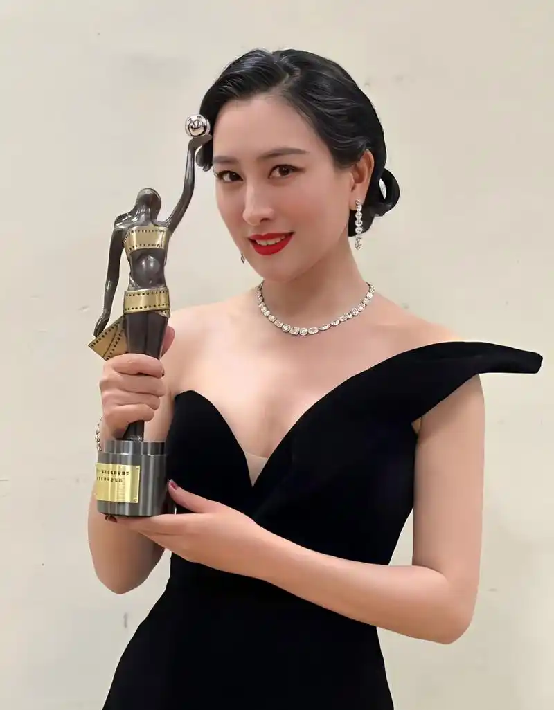 优雅高贵,性感迷人的马苏,穿着抹胸裙秀出凹凸感,弯腰瞬间太撩人了!