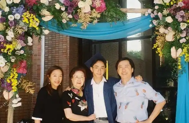 庾澄庆与47岁老婆同框,舞台上靠肩依偎,女方保养得当很年轻