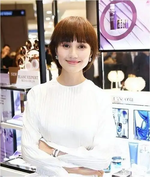 上海这一夜被笑不露齿的袁泉惊艳从不穿暴露礼服却艳压群芳