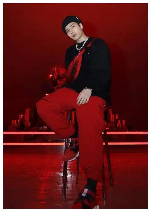 原创王嘉尔穿上了大红色的运动裤不仅不俗还很嘻哈街头风呢