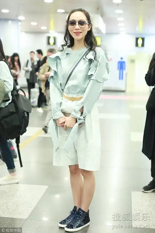 韩雪清凉亮相机场大秀美腿 捂嘴偷笑秒变少女