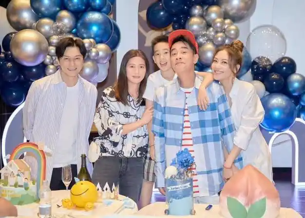 陈小春庆54岁生日,穿蓝衬衫戴鸭舌帽嫩得像大学生,老婆瘦好多