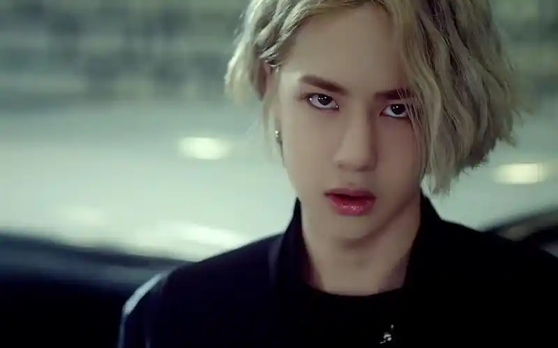 王一博17岁时的出道预告短视频,金色长发舞力少年