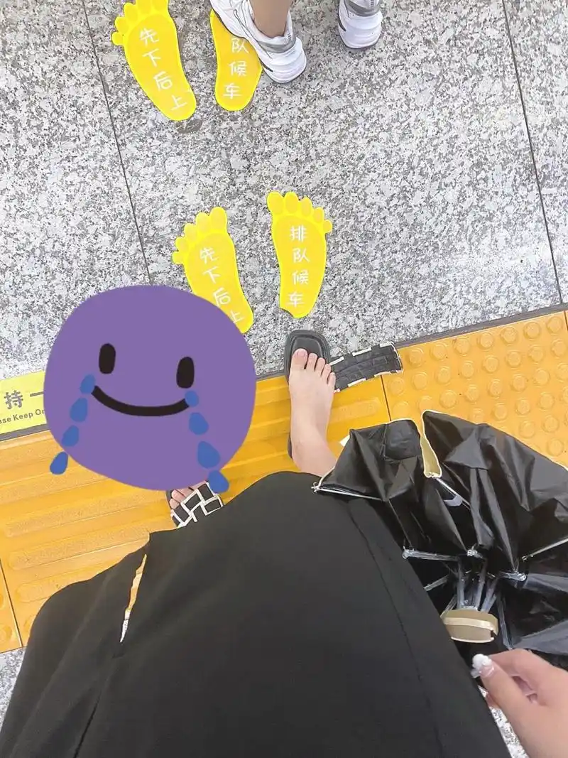 早高峰鞋被踩烂 打赤脚社死的一天 早上上班坐地铁 换乘上楼梯时大家