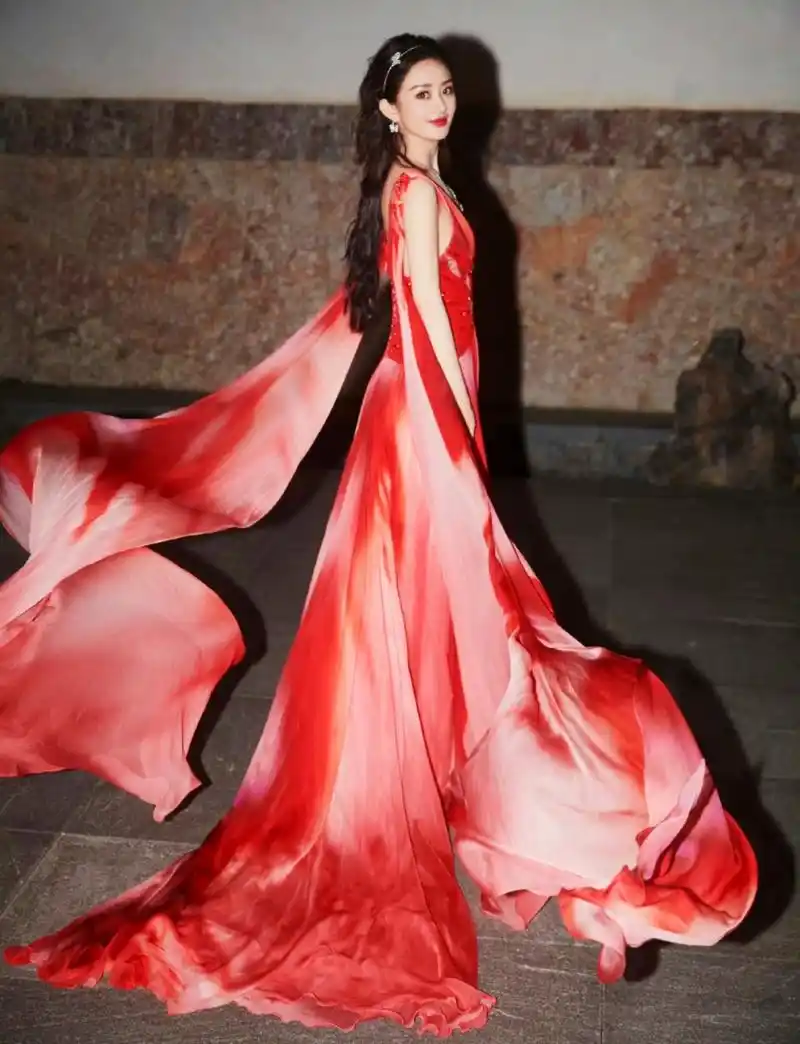赵丽颖小年穿搭,红色长裙,飘带袖,礼服的造型穿上走起路来美丽得如同