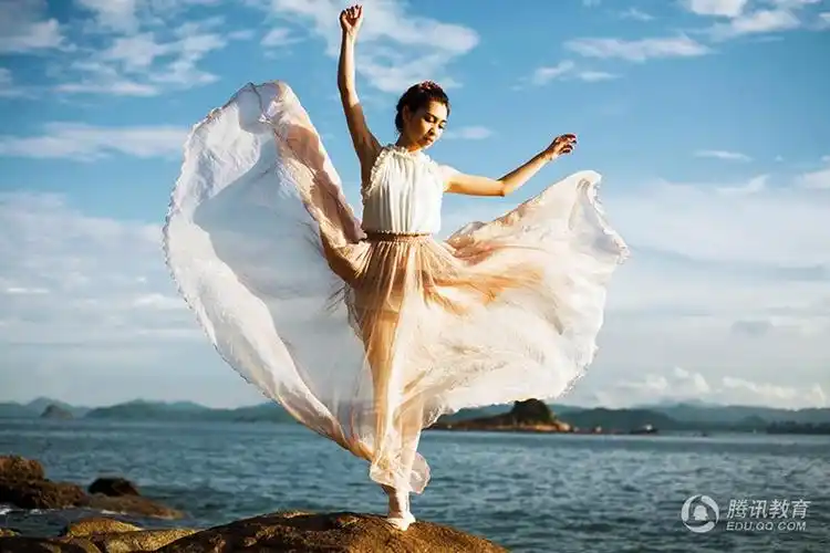 中央民族大学女生海边林间秀一字马 步伐轻盈仙气十足(图)