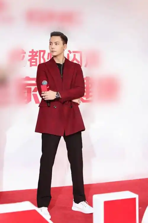 "敬业绅士"陈伟霆高调亮相 红色西装有点"艳"笑起来牙好白_风格_休闲