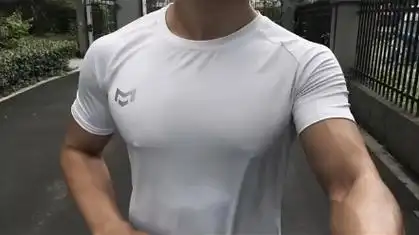 跑步的胸肌男