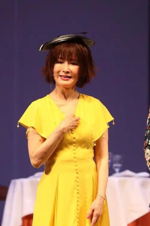 潘迎紫虽然都70多岁了,心态还是很年轻,穿黄裙子好年轻