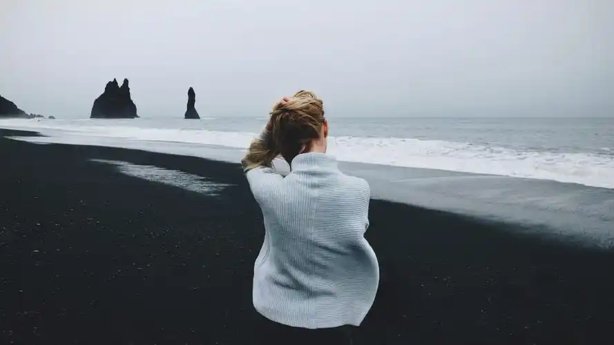 一个人坐在海边看海的图片