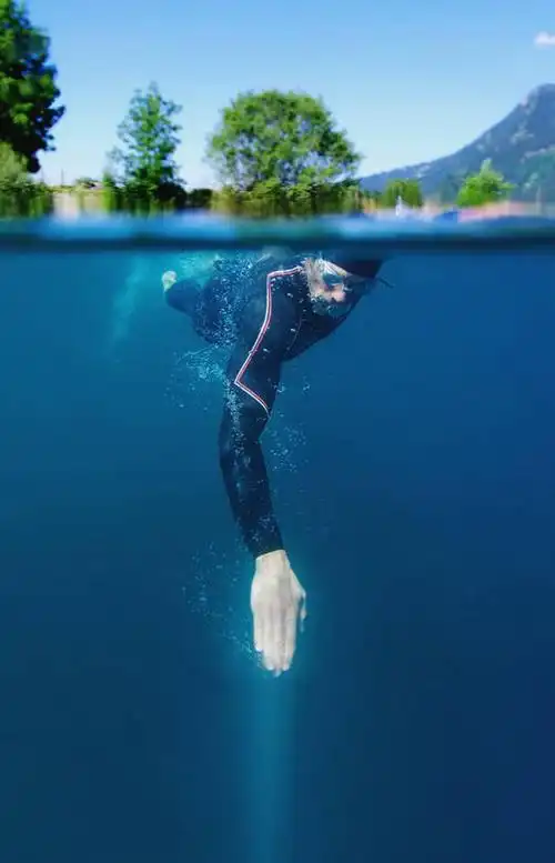 泳镜,水面,树,天空,游泳眼镜,活力,摄影,决心,努力,527_819竖版 竖屏