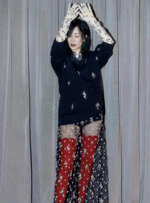 那英罕见更新动态,立体绣花透视纱裙配红色长靴,53岁秀性感|那英|长靴