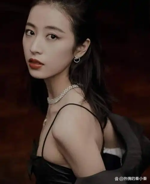 这位29岁的女明星以她独特的魅力,扎实的演技和性感的身材成为了众多