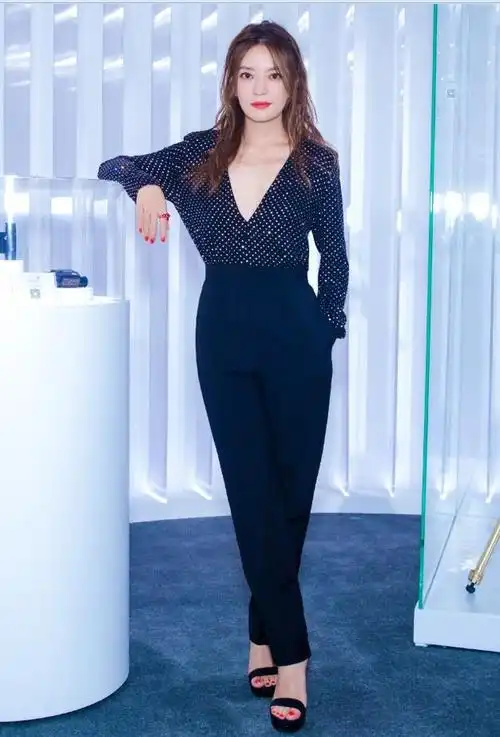 赵薇瘦后穿紧身裙踩牙签鞋秀腿却还是暴露了身材缺点