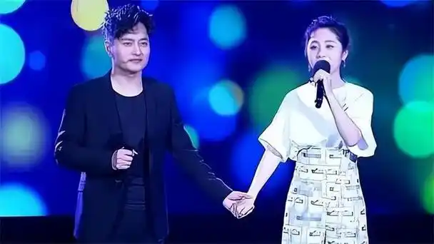 她是云飞前妻老公星光大道成名后和她离婚如今独自带女儿生活