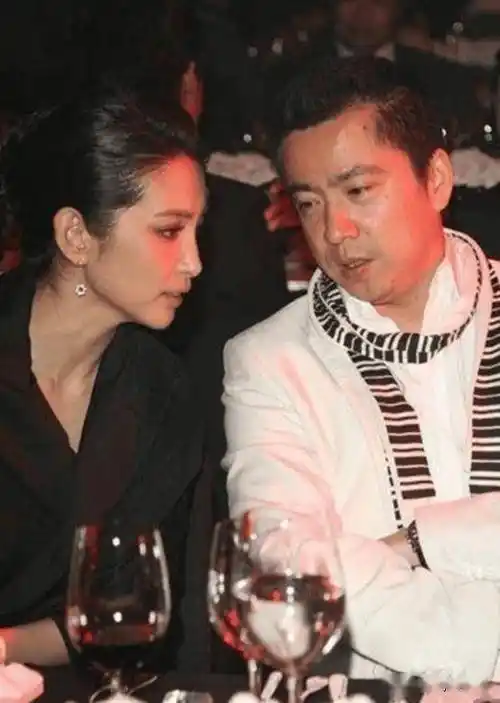 他们的事情在网上传的轰轰烈烈,李冰冰转身又和王中磊关系密切,两人一