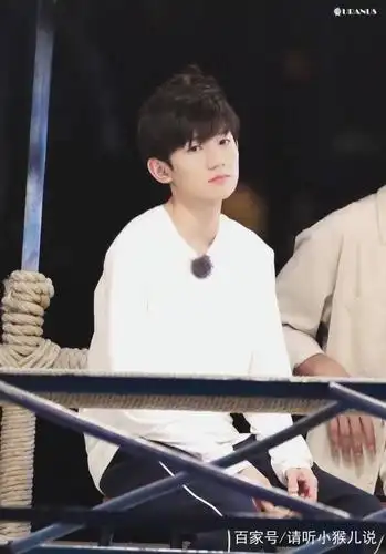 同样是抽烟,王源大规模掉粉,张艺兴:又帅又man?