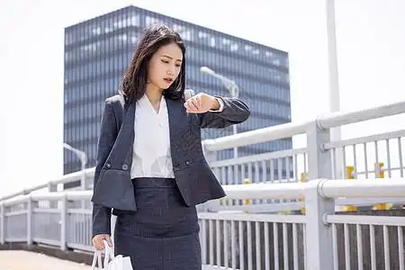 职场女性赶时间小跑图片素材