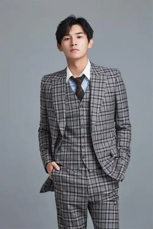 杨旭文西装写真曝光 时尚简约尽展型男魅力