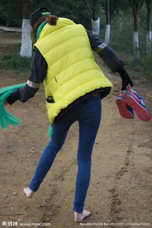 光脚走路的美女背景图片