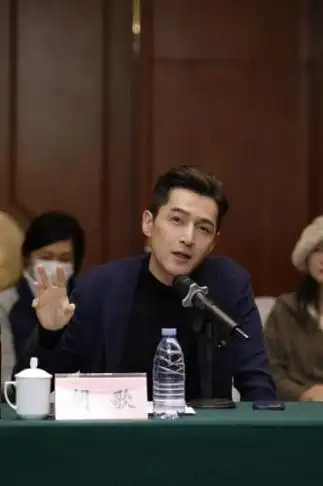 41岁胡歌对比37岁郑恺老天赏饭吃与科班毕业的演技差距一目了然