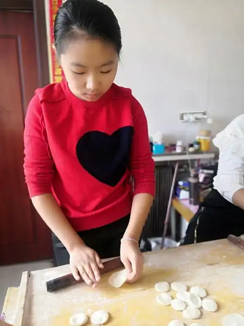 六年三班姚嘉慧包饺子