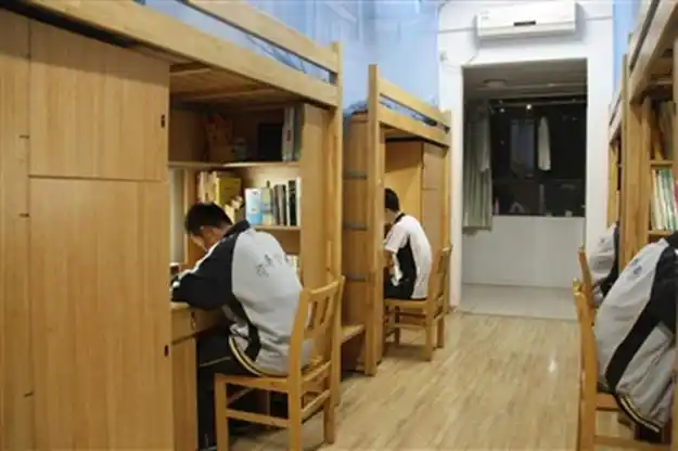 学习条件优越的宿舍●优秀的教师队伍是学生卓越的根本保证在中华中学