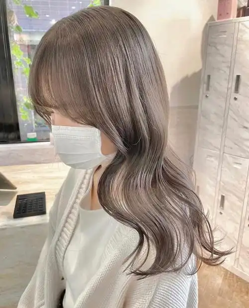 2022流行的发色灰棕色