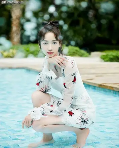 原创吴谨言晒游泳美照,修身碎花连衣裙泳衣秀出好身材,清新又有活力