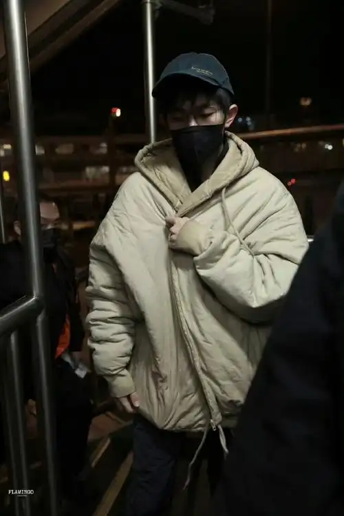 易烊千玺机场休闲风