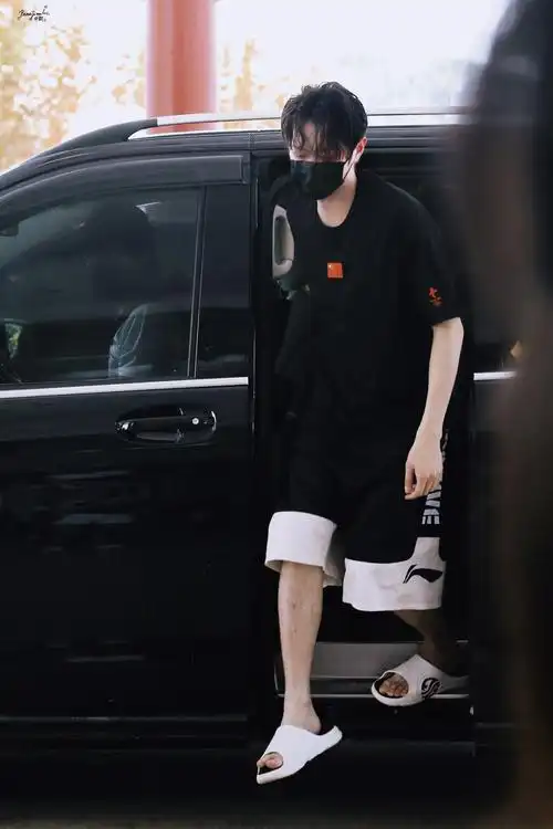 我们许凯的脚脖子手杆子都是细骨伶仃的