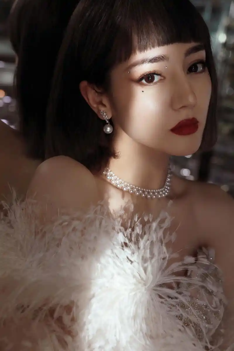 [消息]迪丽热巴微博之夜造型公开 复古短发羽毛披风美艳人间富贵花