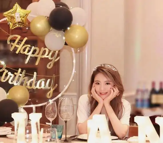 安以轩41岁生日分享一家四口照片,公开秀恩爱十分甜蜜|相框|一家四口