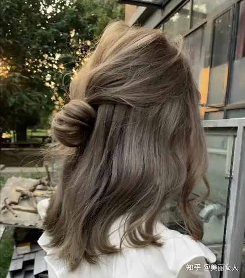 今年秋天流行显白的头发颜色