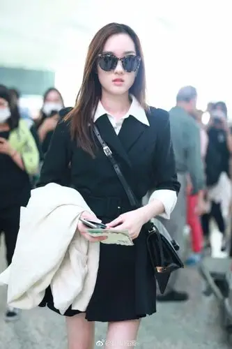 赵嘉敏戴墨镜穿黑色连衣短裙现身机场,皮肤白嫩笑容甜美!